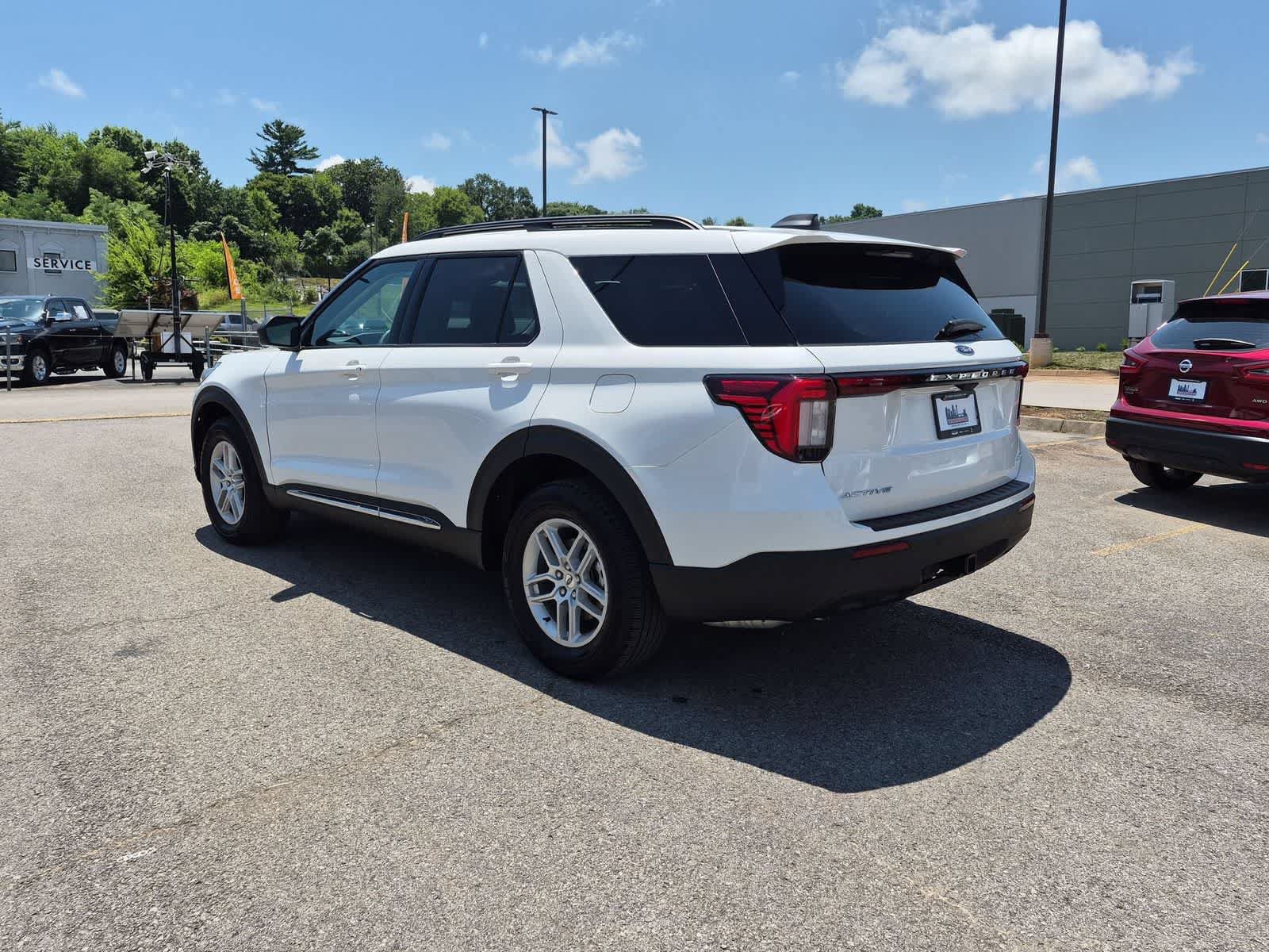Used 2025 Ford Explorer Active AWD/4WD image 4