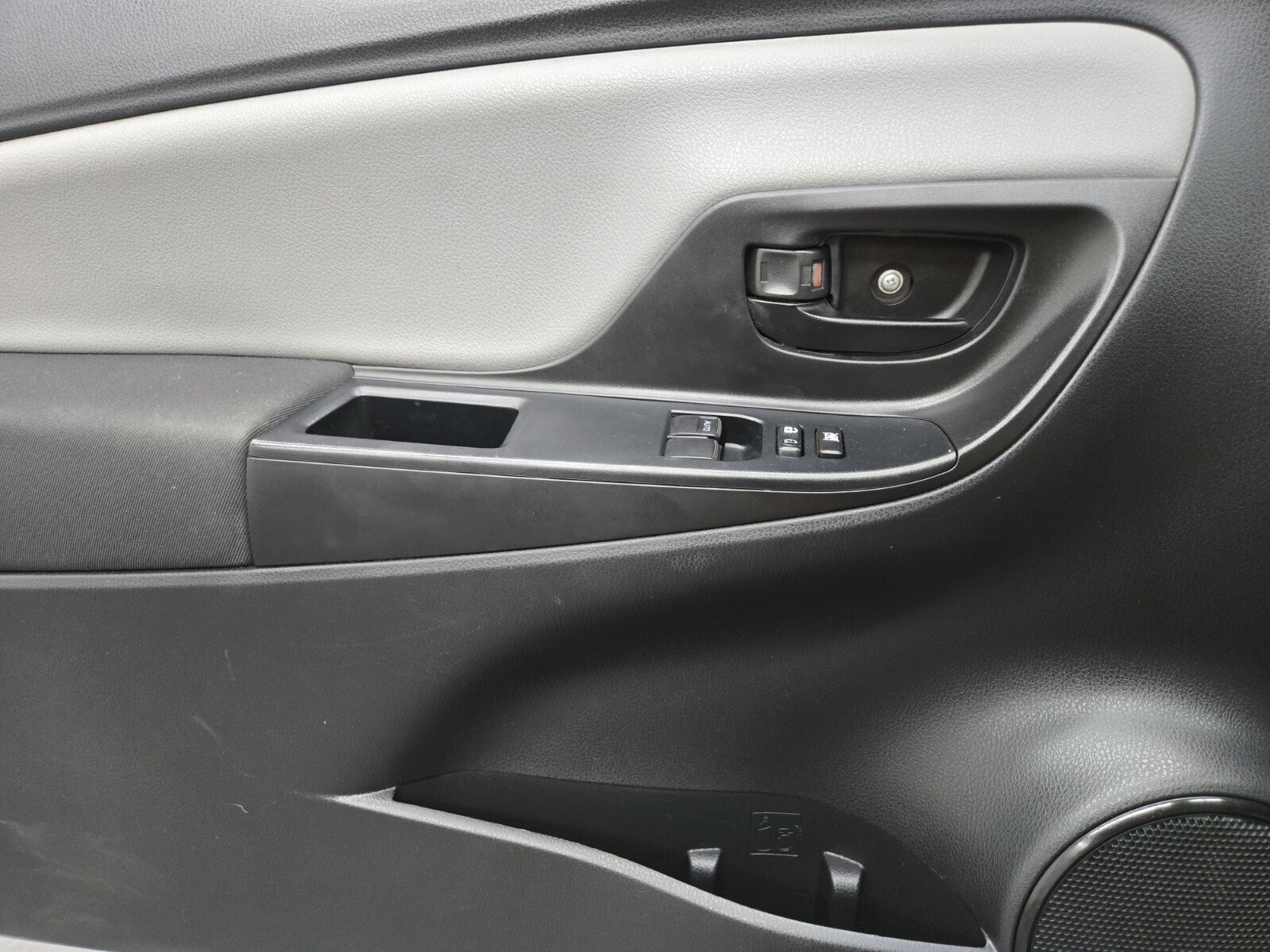 Used 2015 Toyota Yaris L image 13