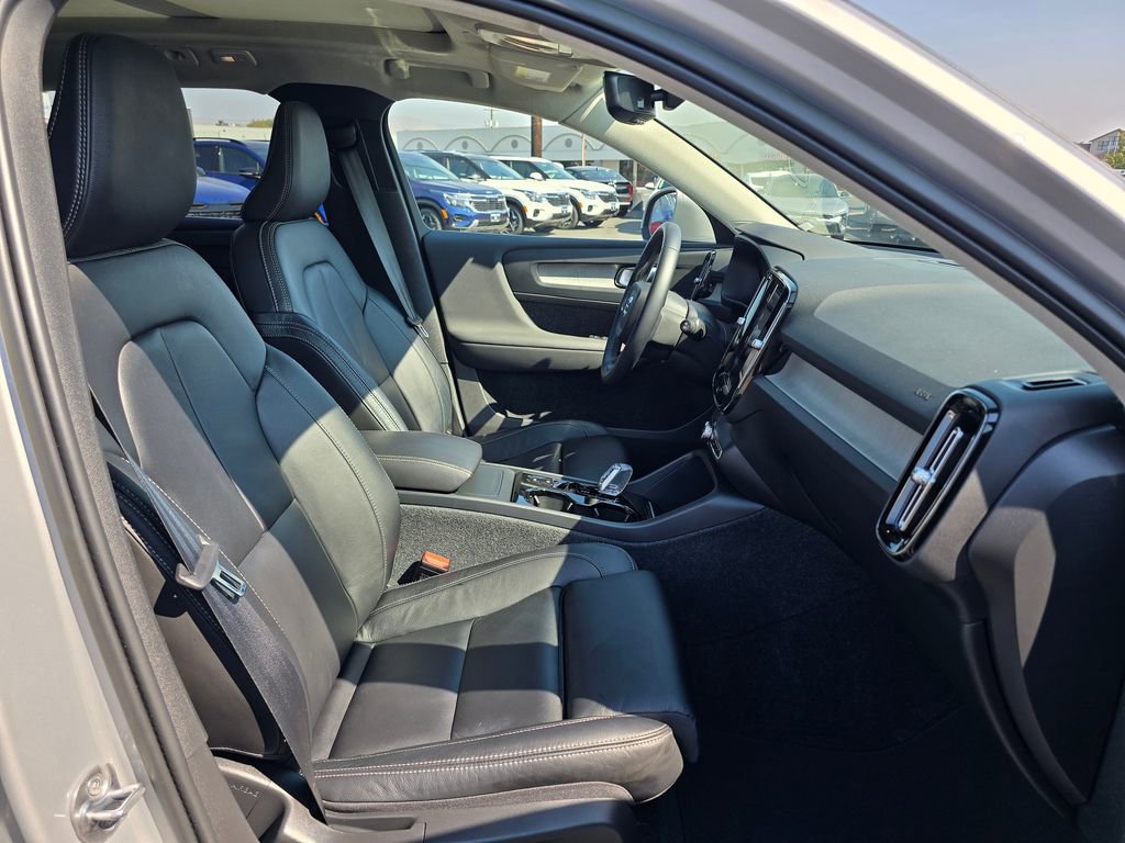 Used 2023 Volvo XC40 B5 Plus image 10