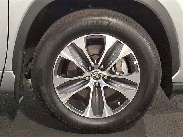 Certified 2024 Toyota Highlander XLE image 12