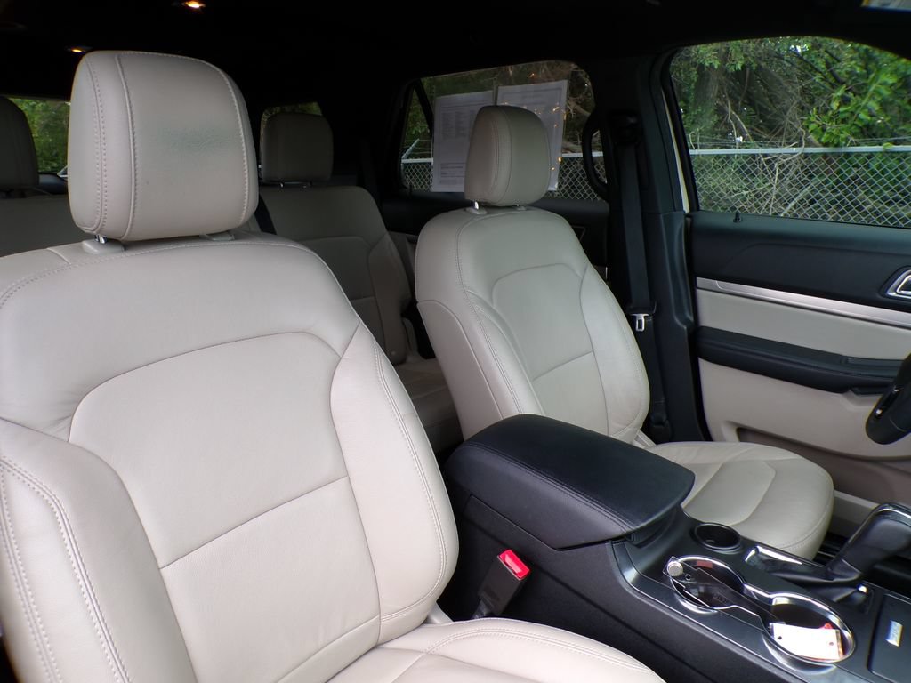 Used 2018 Ford Explorer XLT w/ Equipment Group 202A FWD image 13