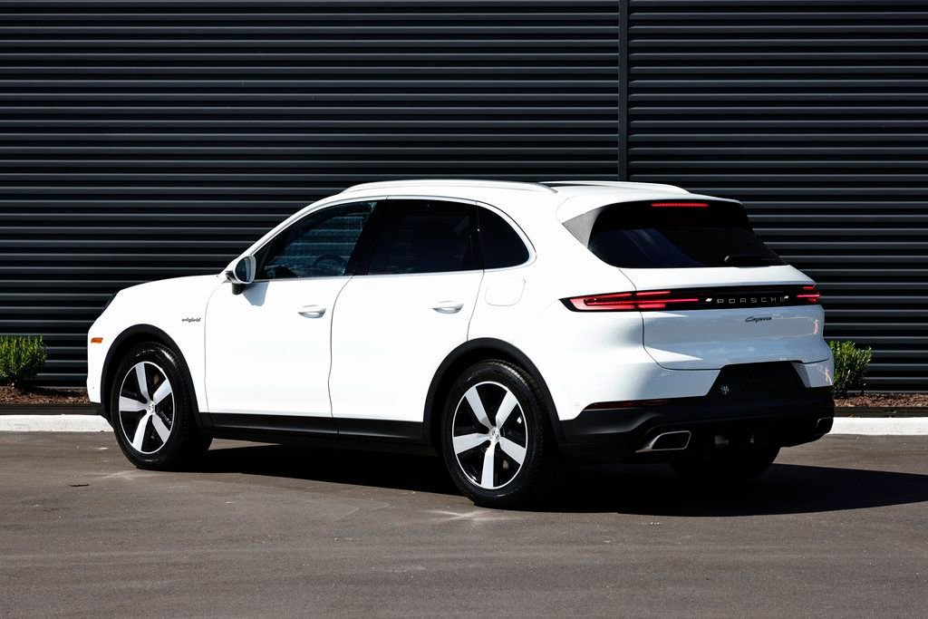 Certified 2026 Porsche Cayenne E-Hybrid AWD/4WD image 3