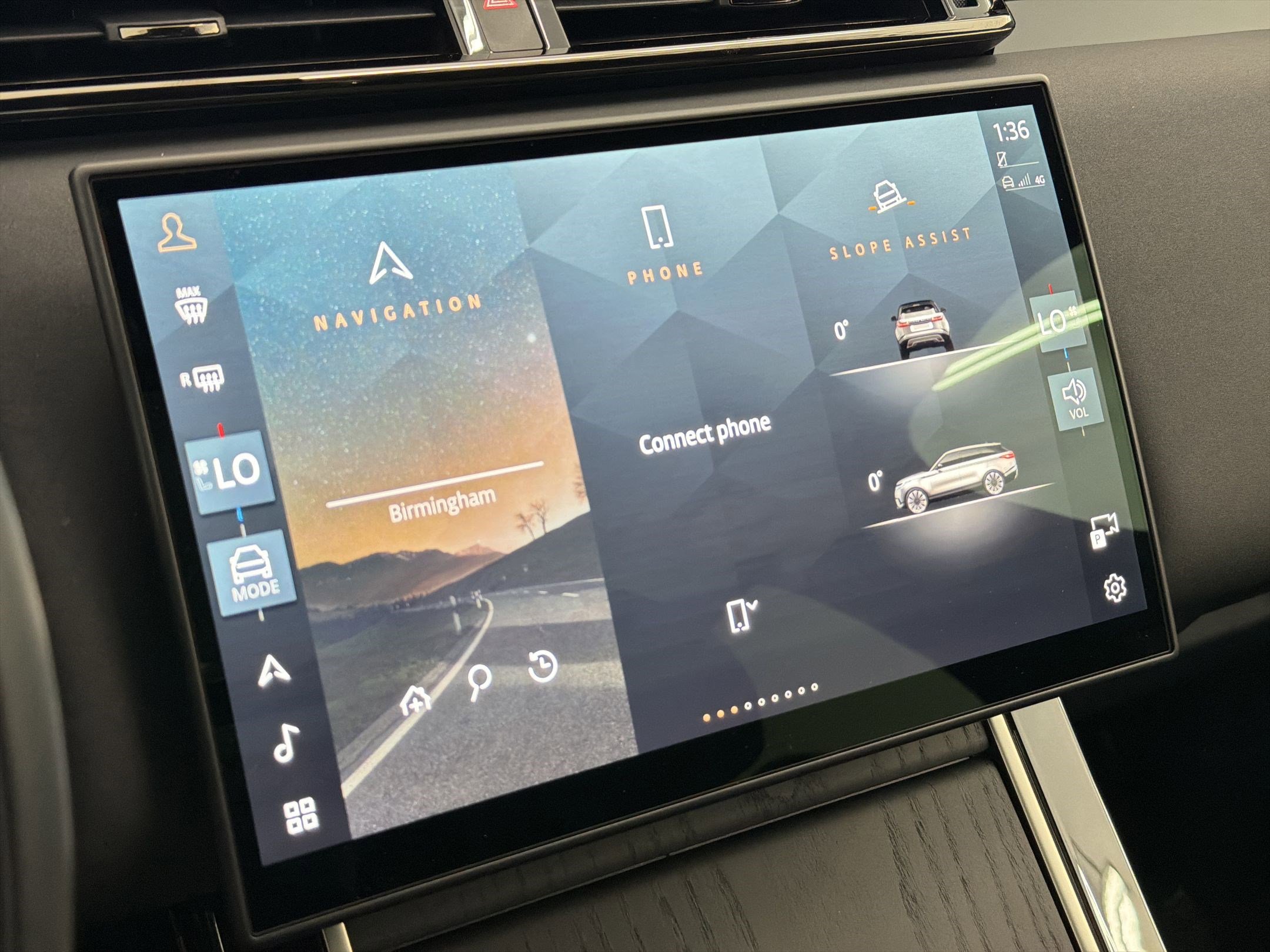 Certified 2025 Land Rover Range Rover Velar Dynamic SE AWD/4WD image 19