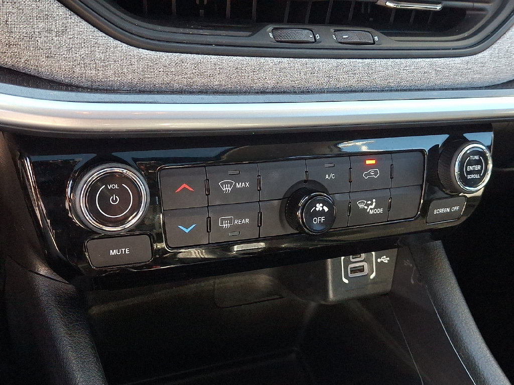 Used 2022 Jeep Compass Latitude w/ Sun and Sound Group AWD/4WD image 17