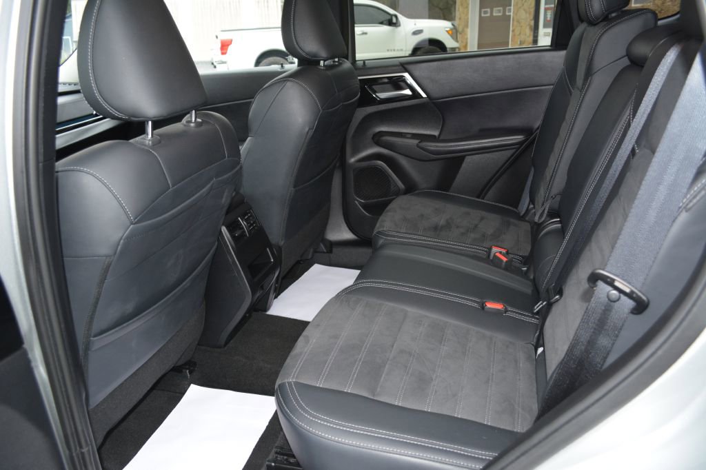 Used 2024 Mitsubishi Outlander SE image 11