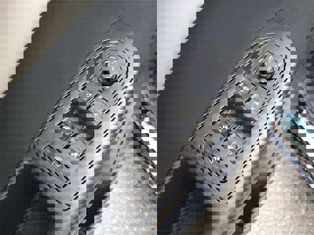 Certified 2025 Volkswagen Taos SE image 15