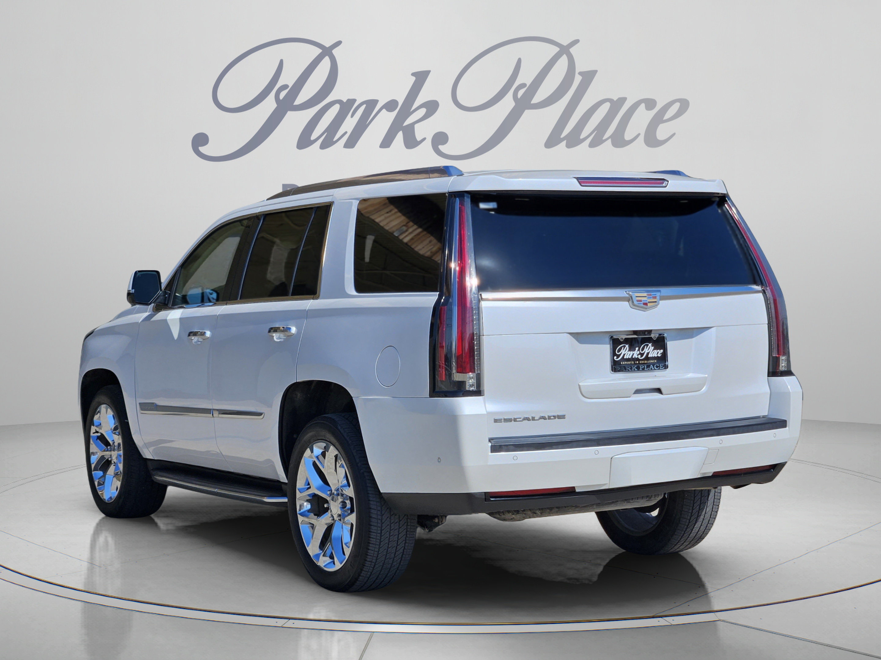 Used 2017 Cadillac Escalade Luxury RWD image 3