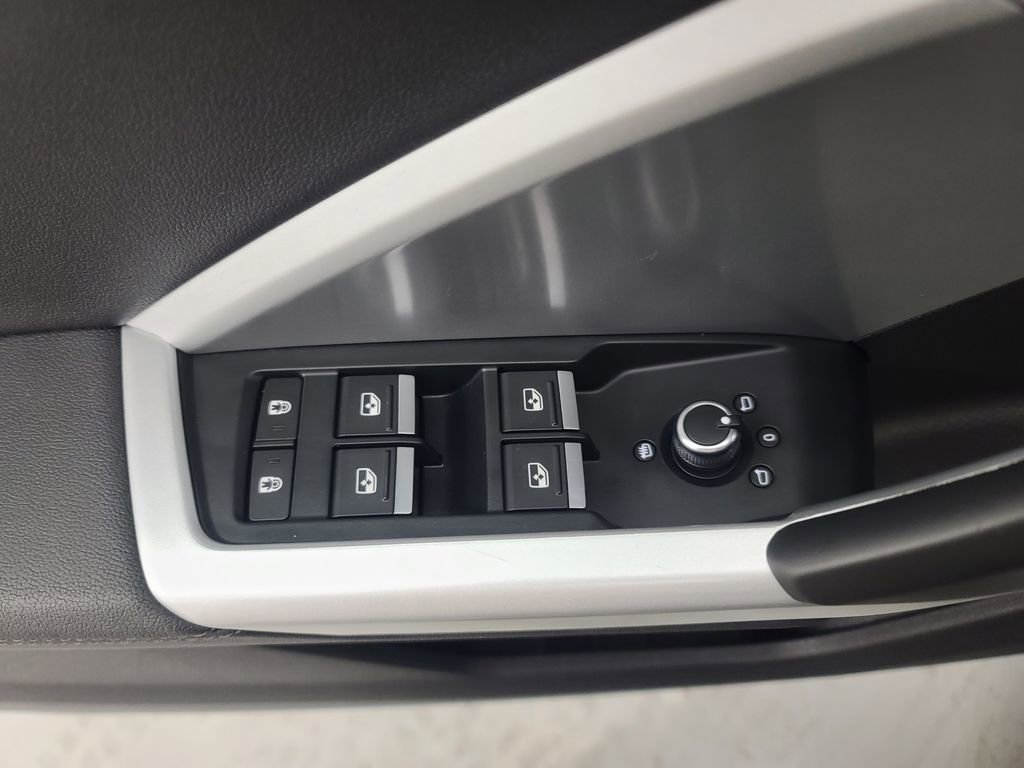 Used 2025 Audi Q3 2.0T Premium image 24