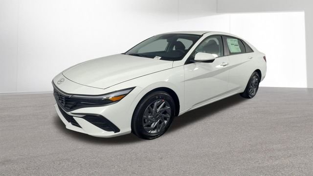 Used 2025 Hyundai Elantra Hybrid FWD image 4
