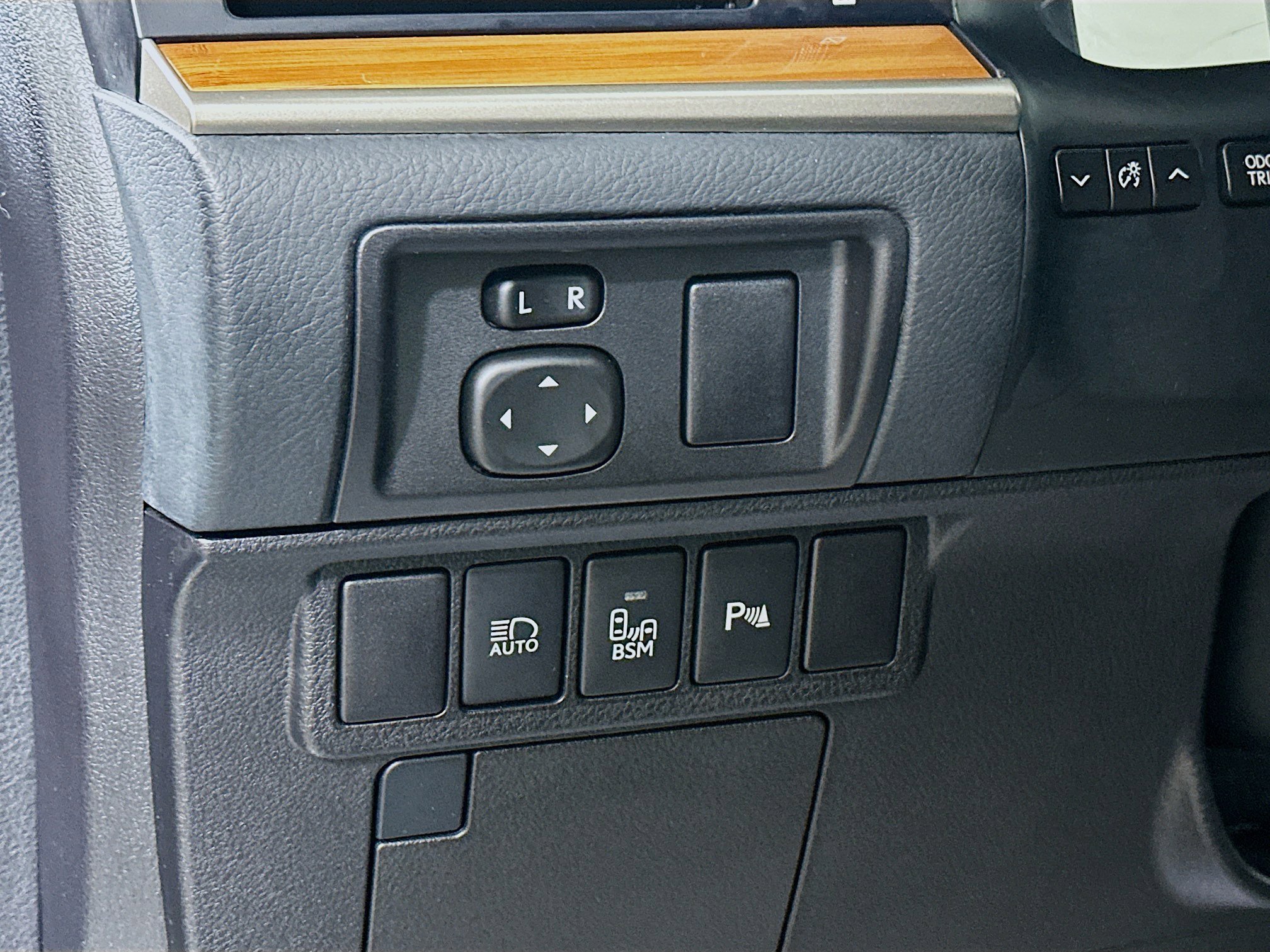 Used 2015 Lexus ES 300h w/ Navigation System Package FWD image 10