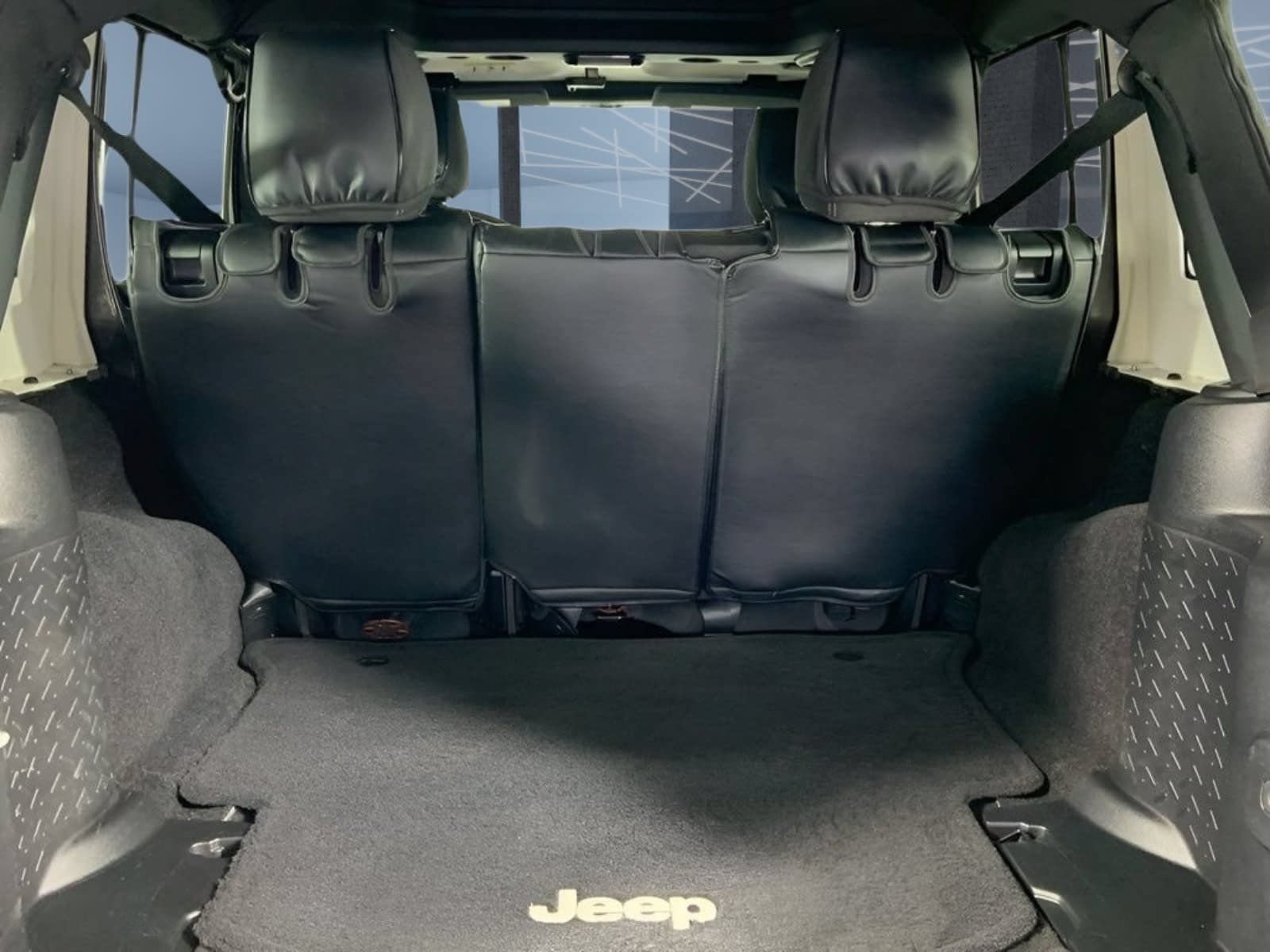 Used 2016 Jeep Wrangler Unlimited Sahara w/ Connectivity Group AWD/4WD image 9