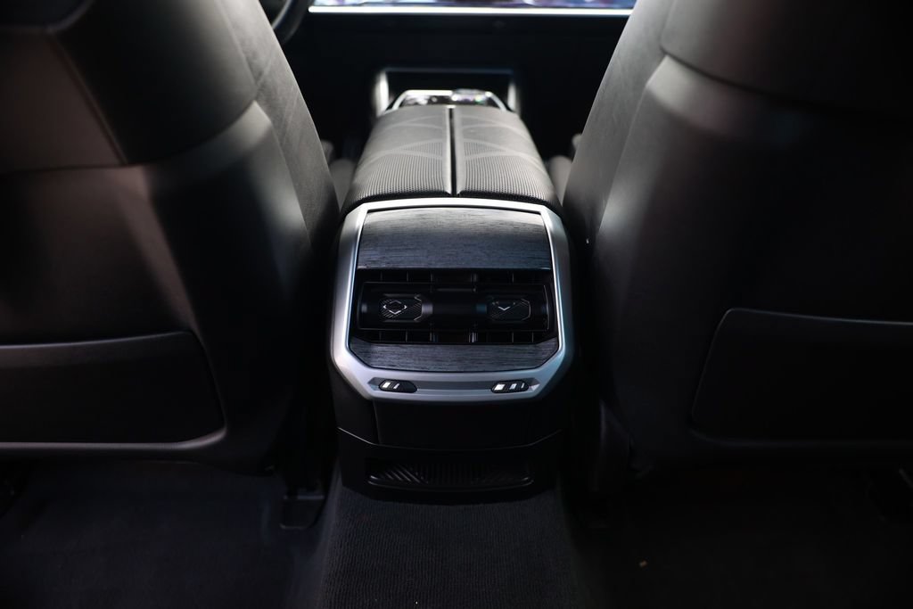 Used 2023 BMW 760i xDrive AWD/4WD image 33