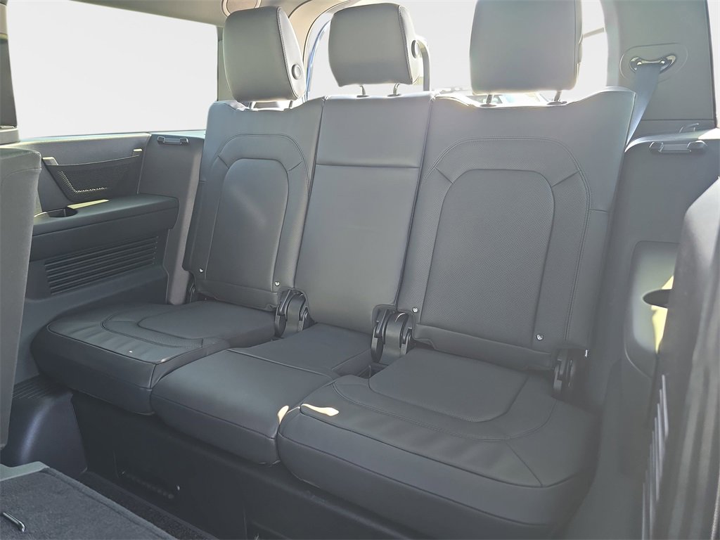 New 2026 Land Rover Defender 130 X-Dynamic SE image 12