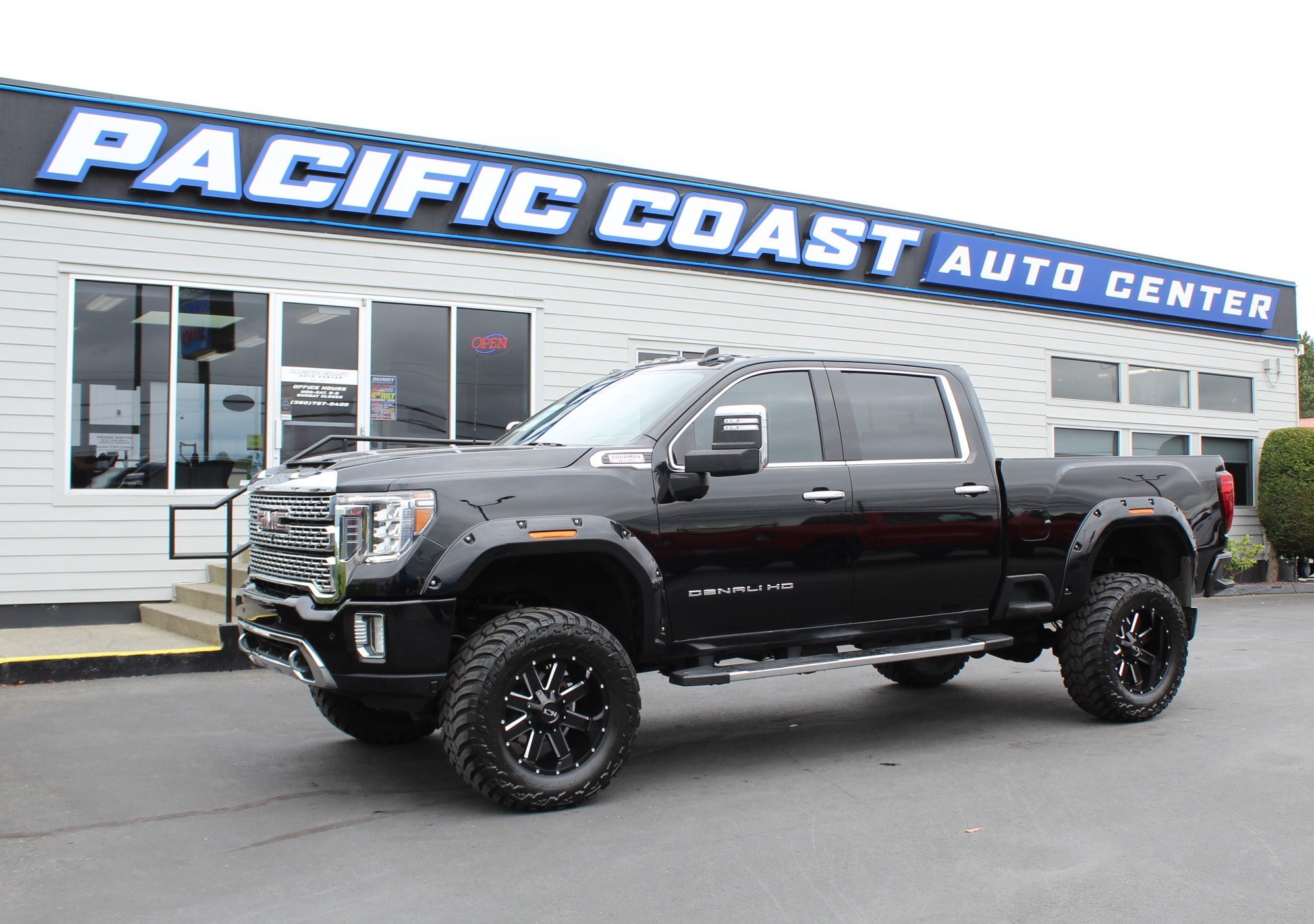 Used 2022 GMC Sierra 3500 Denali w/ Denali Ultimate Package AWD/4WD image 1