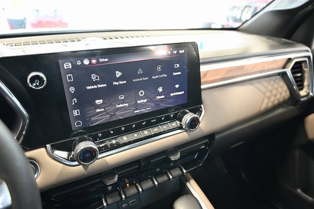 Used 2025 GMC Canyon Denali image 18