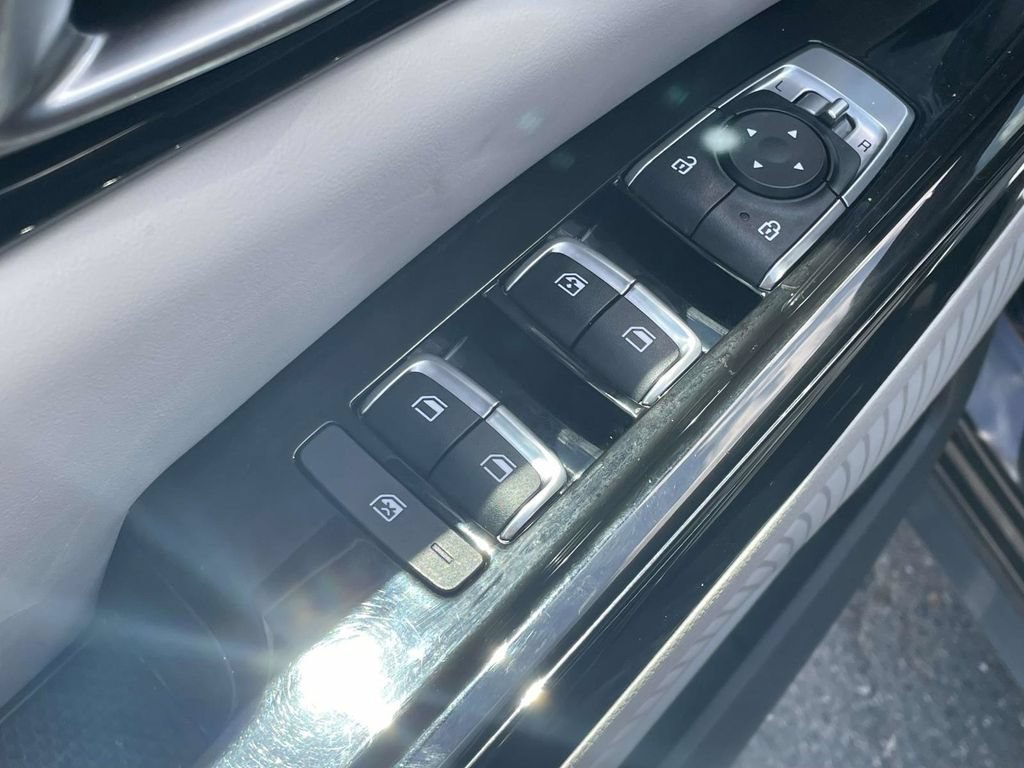 Used 2024 Kia Carnival EX FWD image 24