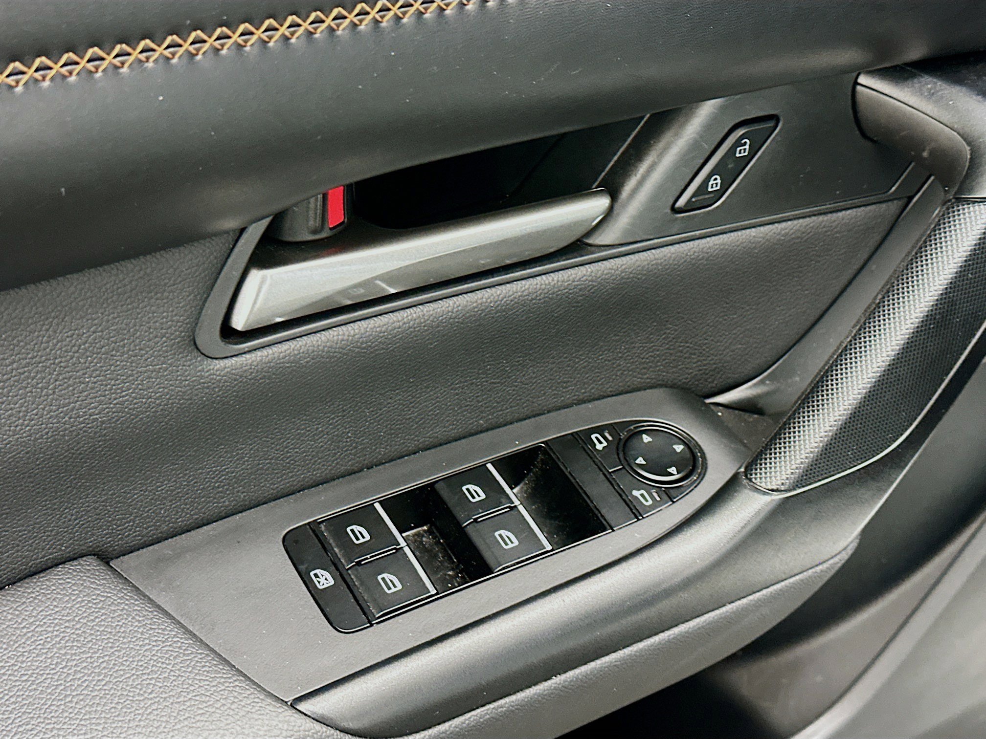 Used 2025 MAZDA CX-50 AWD 2.5 Hybrid w/ Premium Pkg image 15