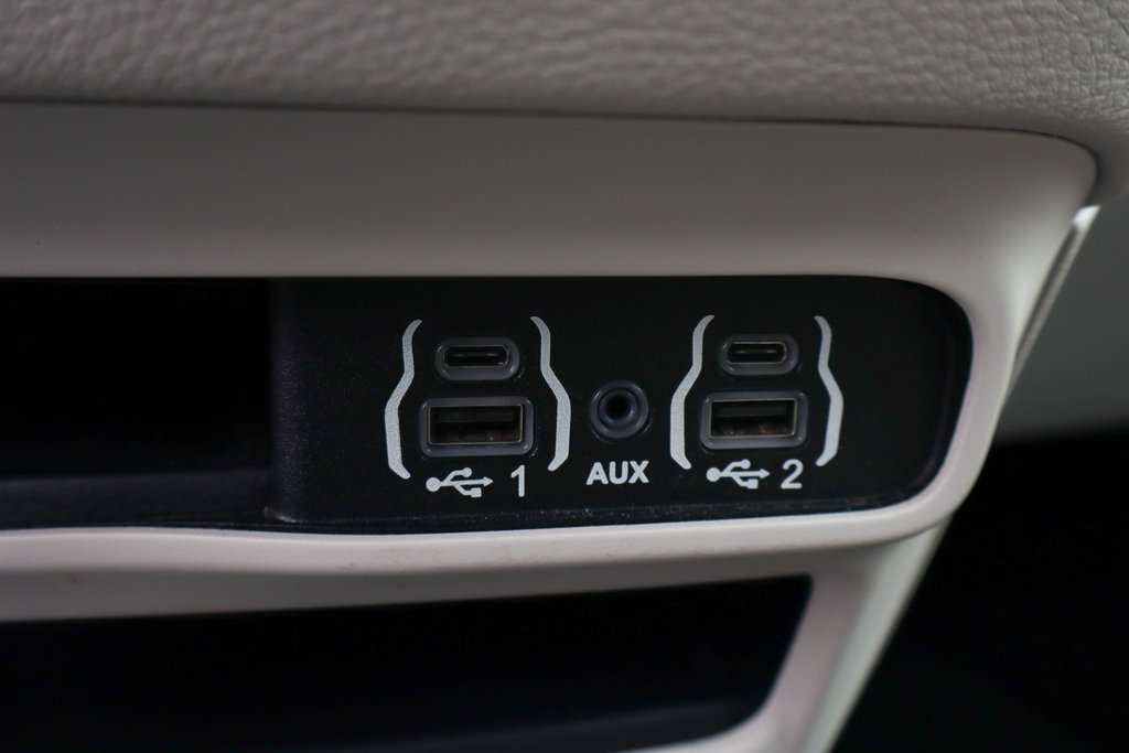 Used 2021 Chrysler Pacifica Touring-L FWD image 39