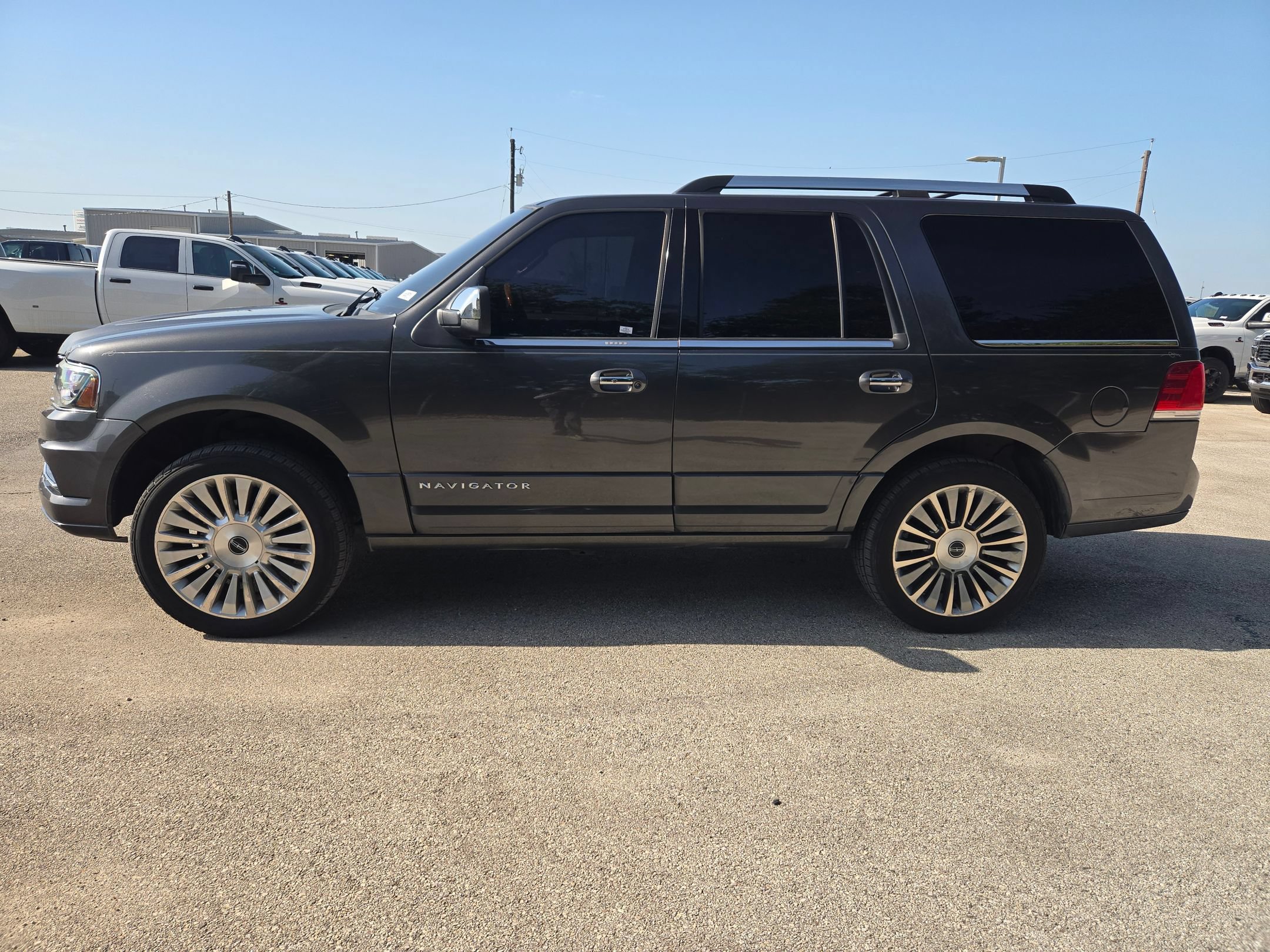 Used 2016 Lincoln Navigator Select RWD image 6