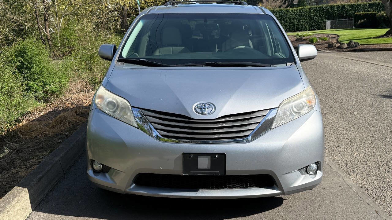 Used 2012 Toyota Sienna XLE w/ Premium Pkg FWD image 9