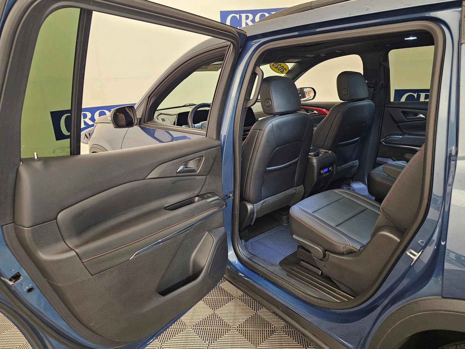 Used 2025 Chevrolet Traverse Z71 w/ Driver Confidence Package AWD/4WD image 36