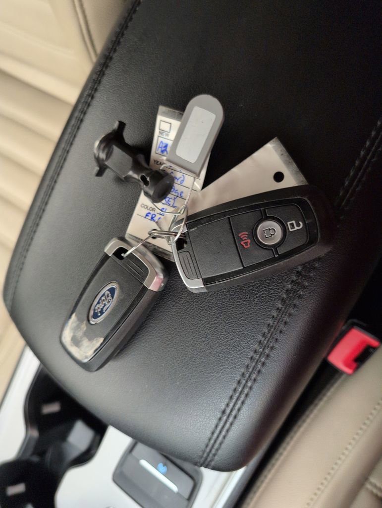 Used 2024 Ford Edge SEL image 46