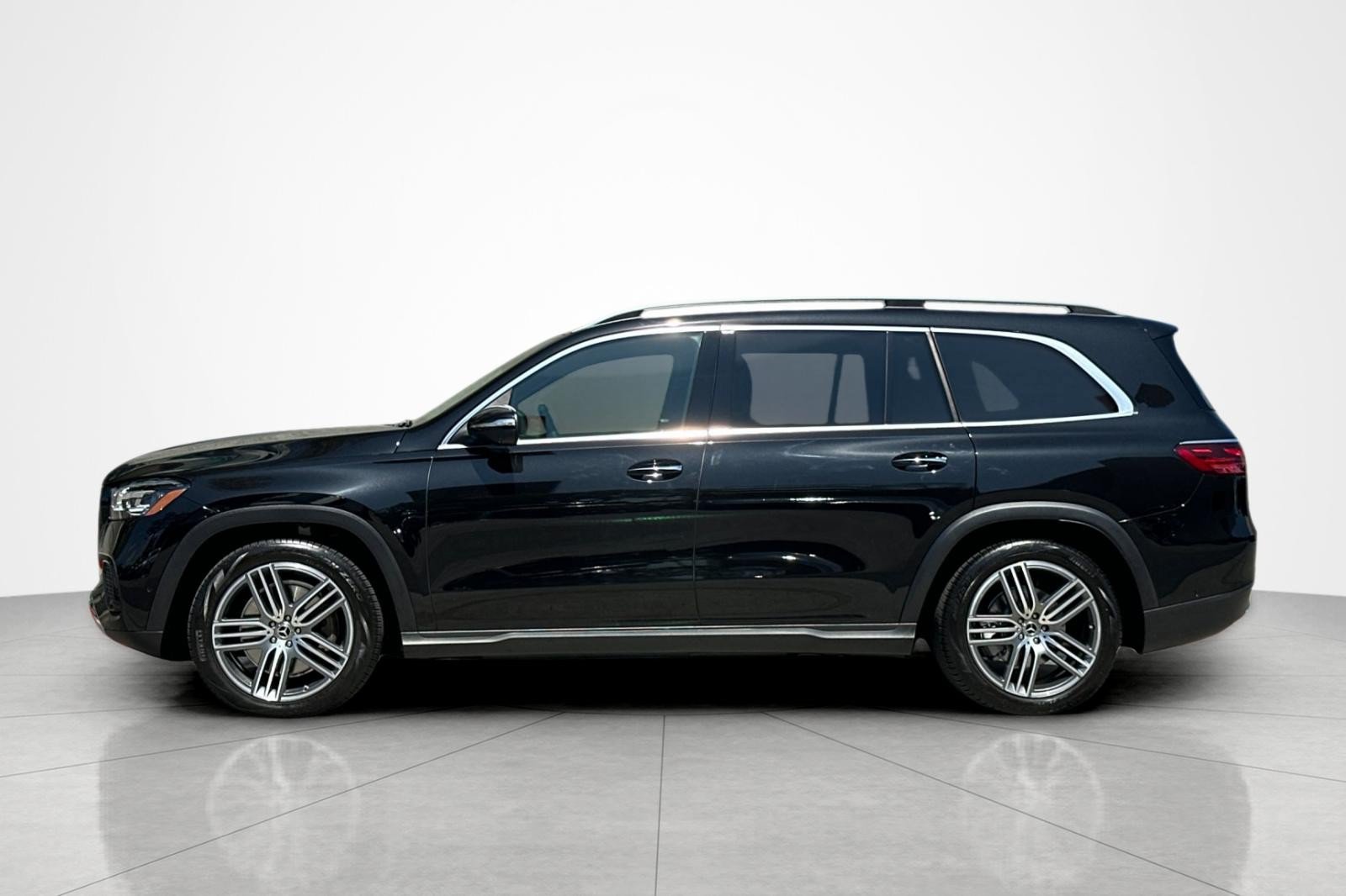 Used 2026 Mercedes-Benz GLS 450 4MATIC image 2