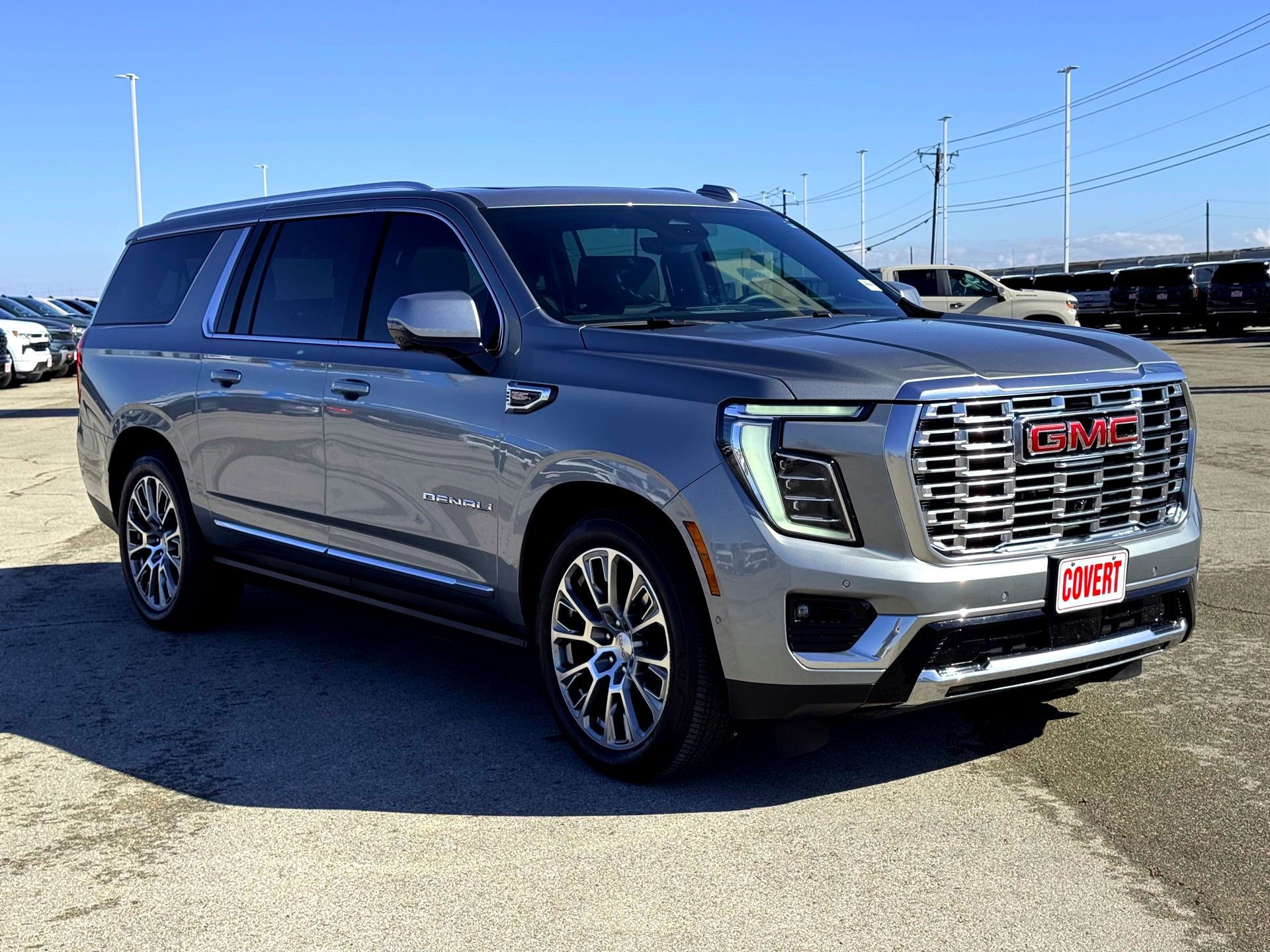 Used 2025 GMC Yukon XL Denali w/ Denali Reserve Package image 4