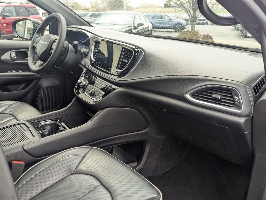 Used 2025 Chrysler Pacifica Limited FWD image 28