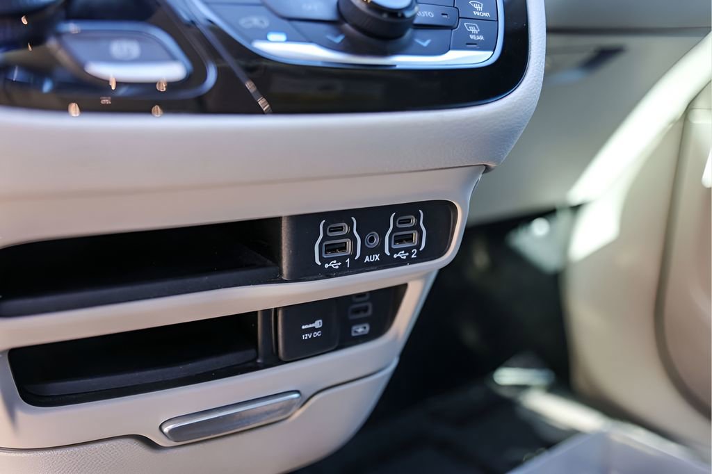 Used 2022 Chrysler Pacifica Touring-L image 23
