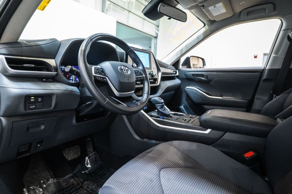 Used 2024 Toyota Highlander LE image 4