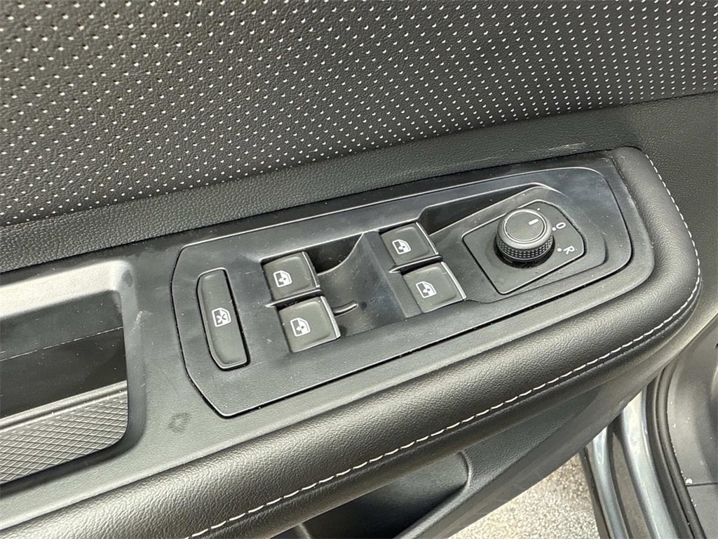 Used 2025 Volkswagen Atlas Cross Sport SE image 12