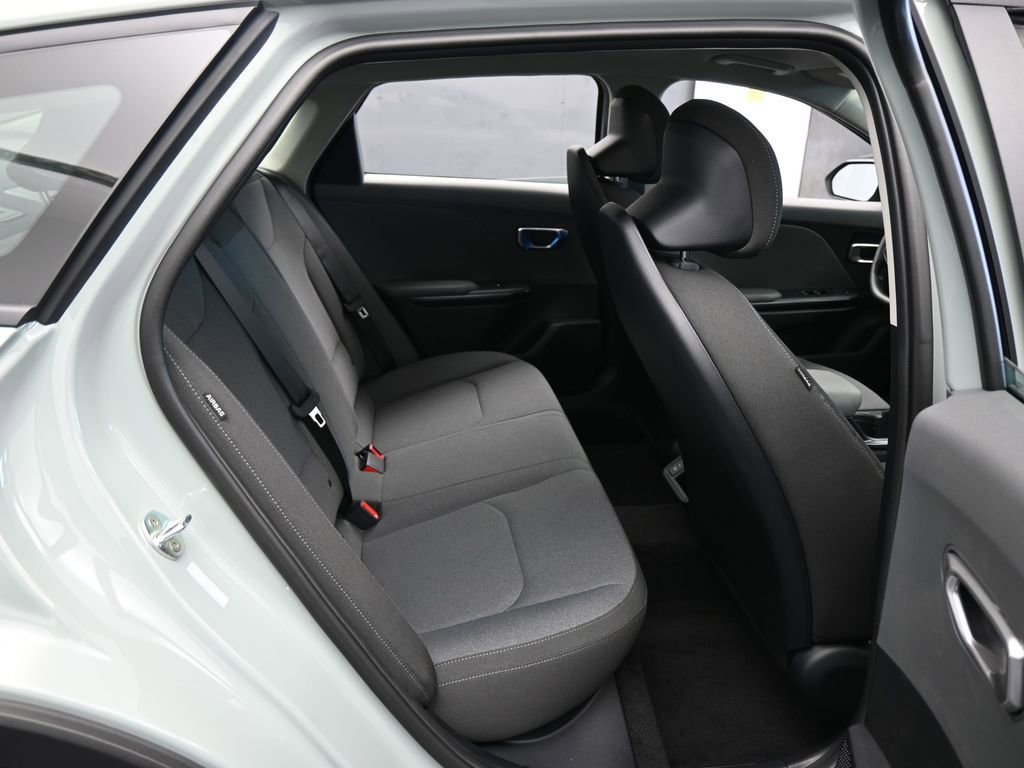 Used 2025 Kia K4 LXS image 32
