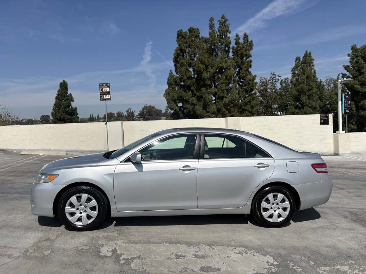 Used 2011 Toyota Camry LE image 8