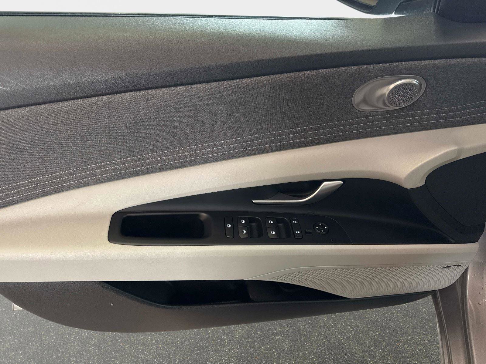 Used 2023 Hyundai Elantra Limited image 17