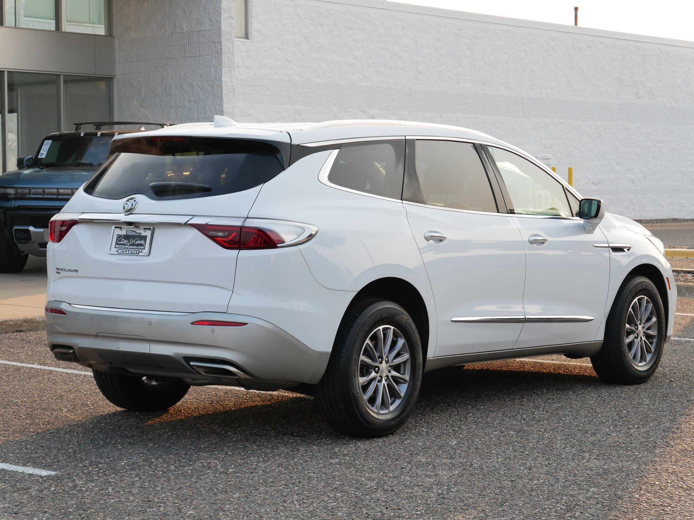Used 2022 Buick Enclave Essence image 3