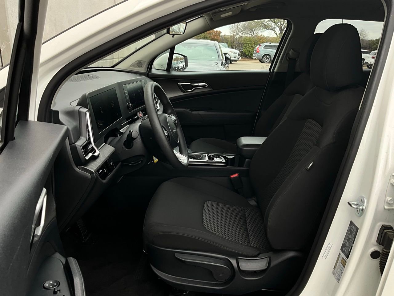 Used 2025 Kia Sportage LX image 10