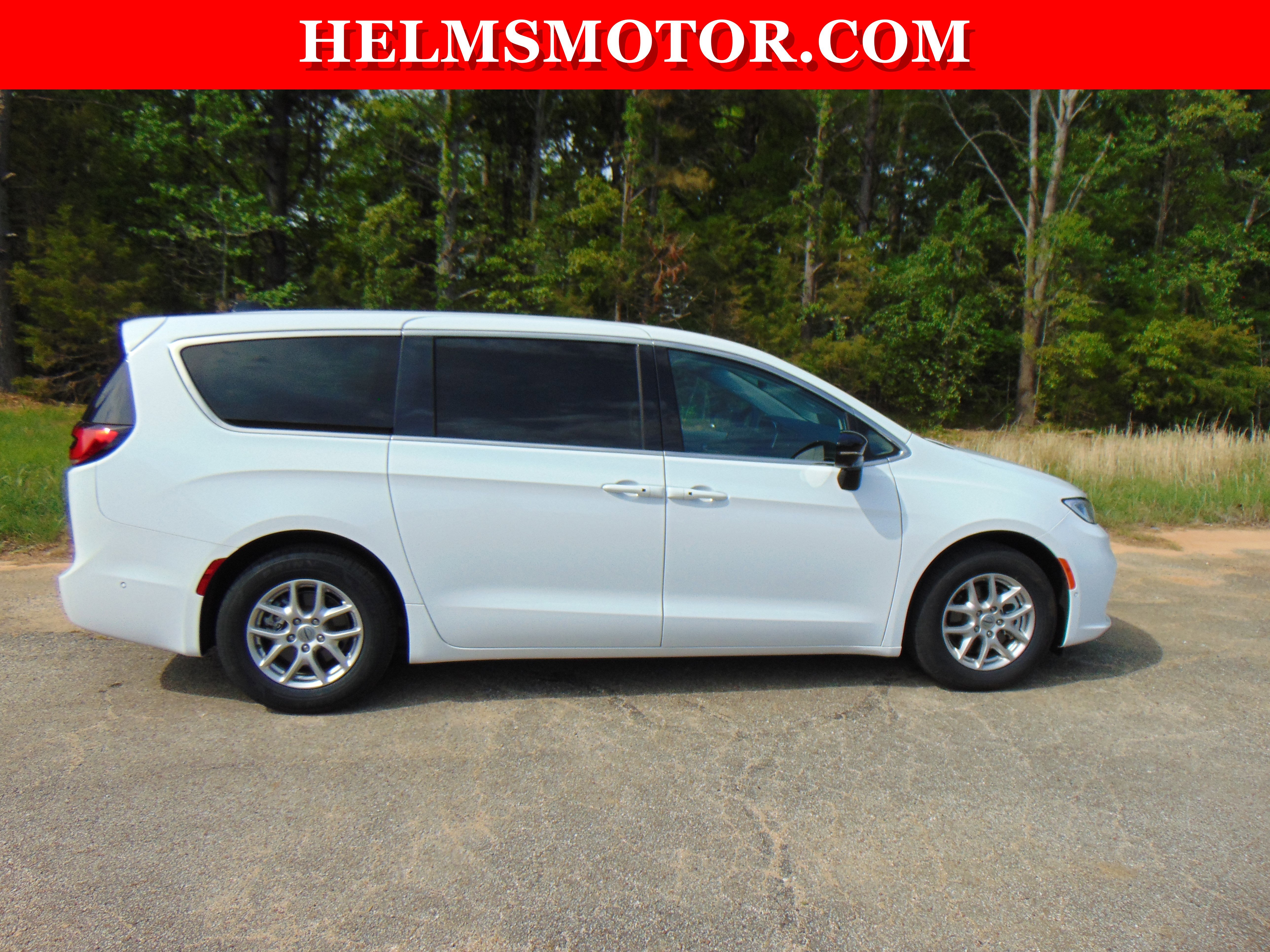Certified 2024 Chrysler Pacifica Touring-L FWD image 13
