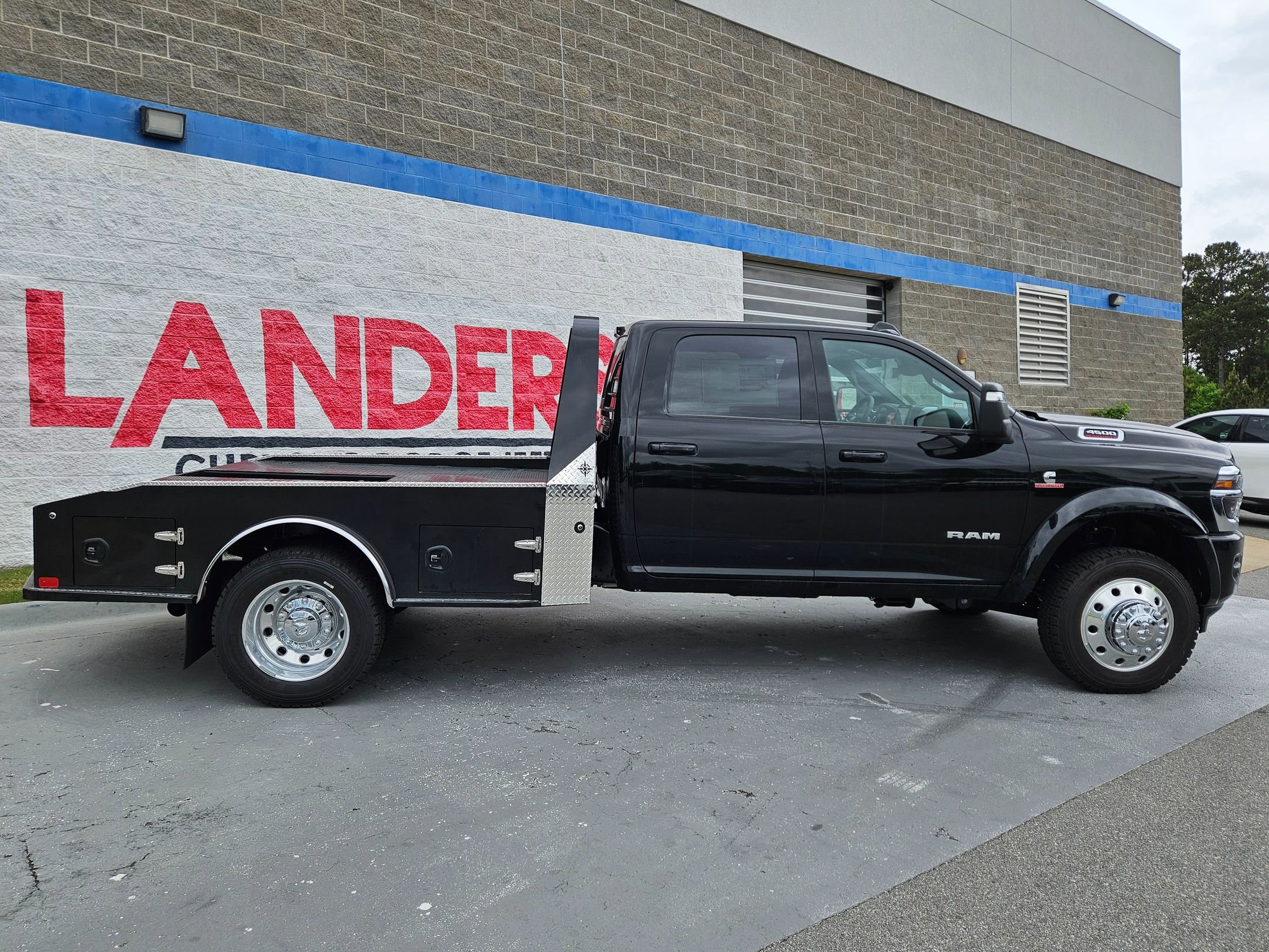 New 2026 RAM 4500 4x4 Crew Cab DRW w/ Laramie Trim Package image 8