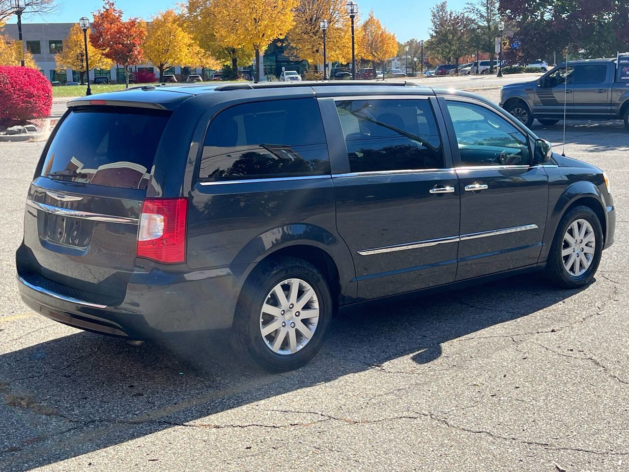 Used 2011 Chrysler Town & Country Touring-L image 8