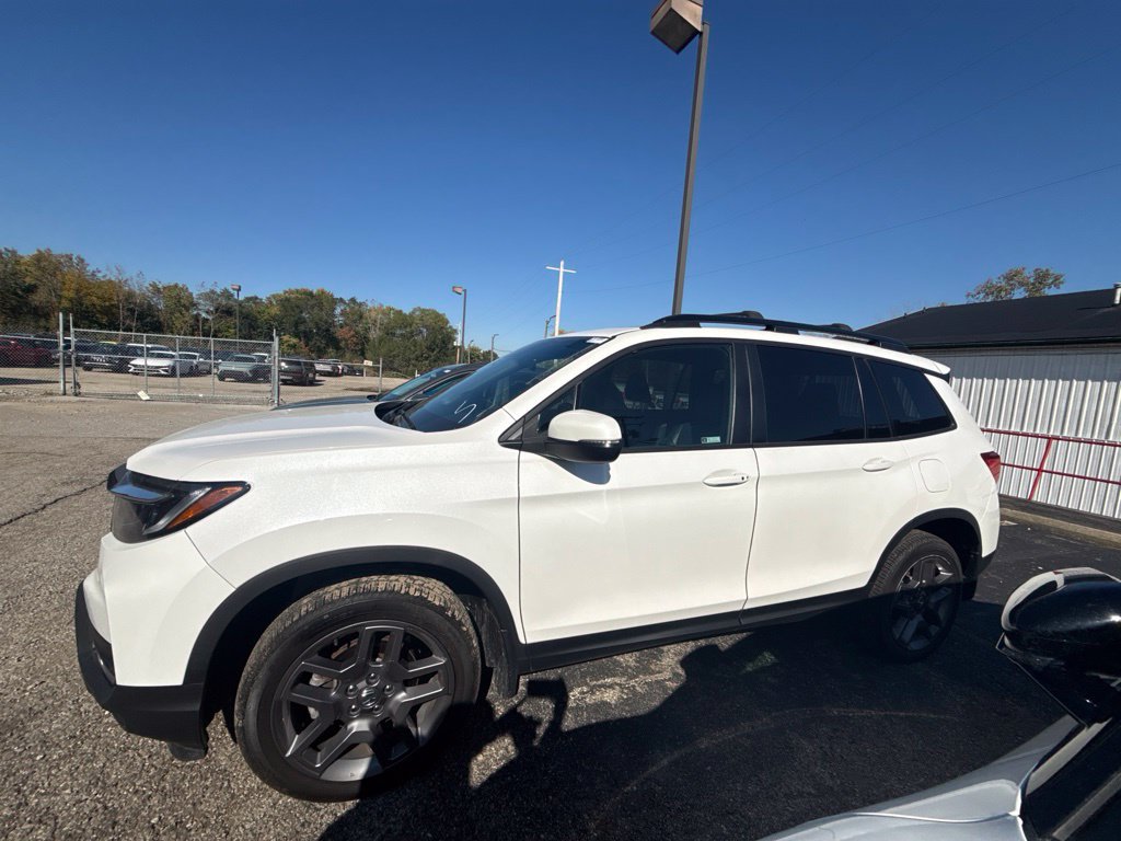 Used 2023 Honda Passport EX-L image 2