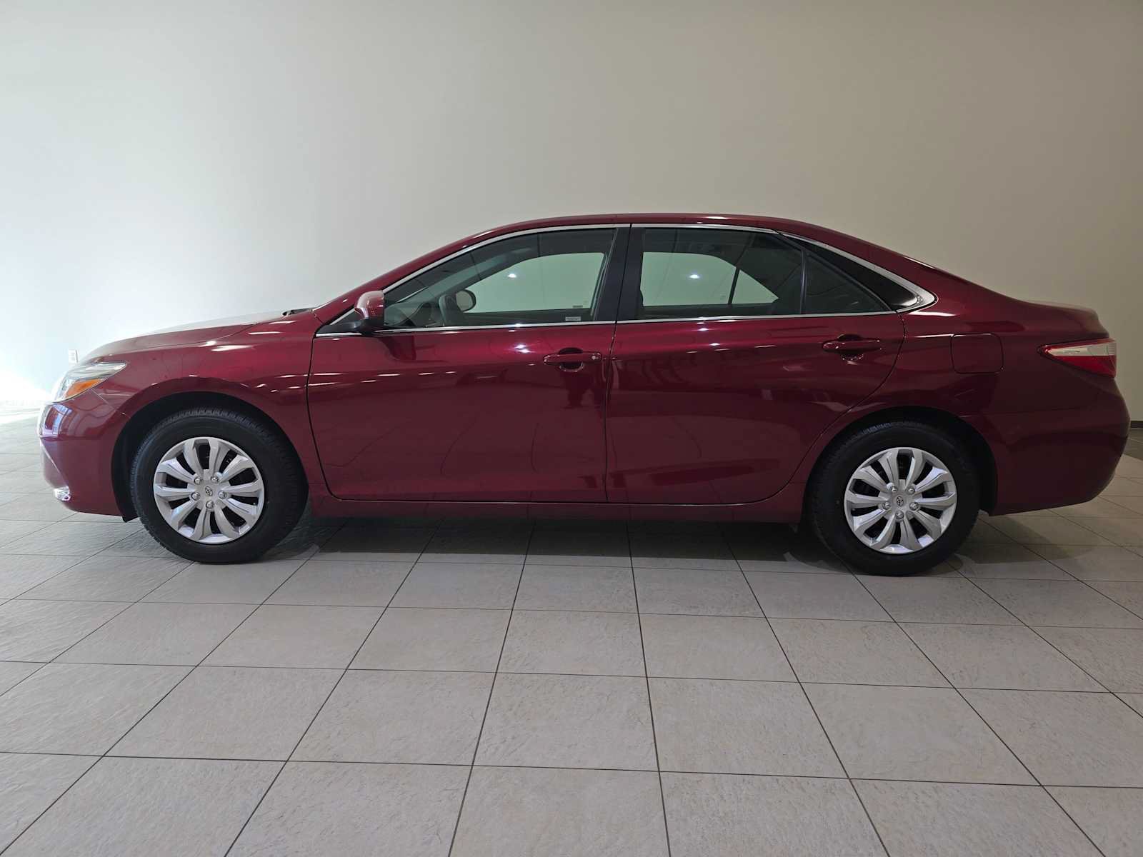 Used 2017 Toyota Camry LE FWD image 3