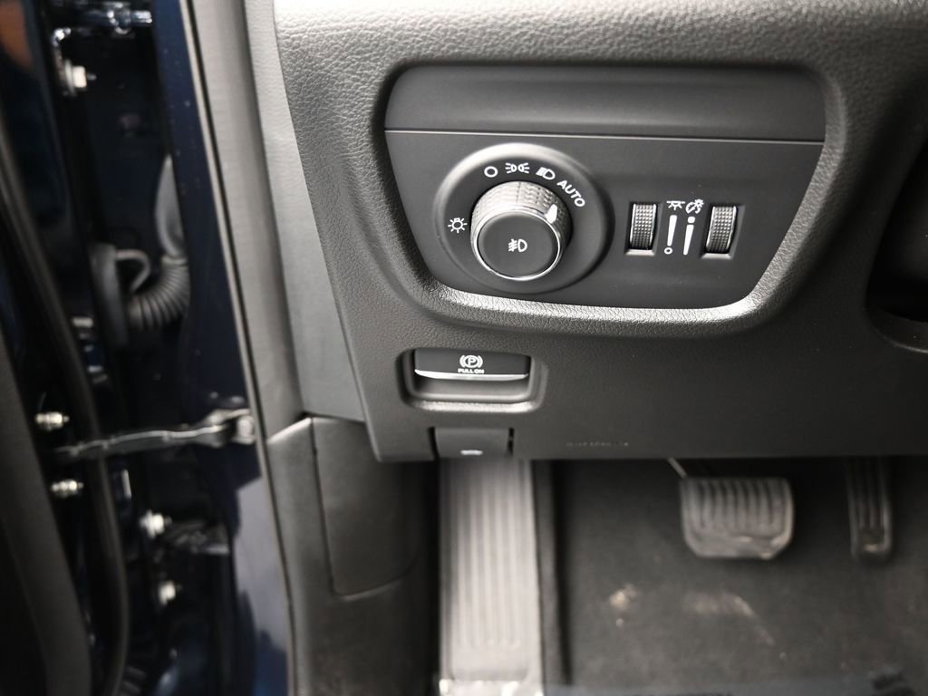 Used 2024 Jeep Grand Cherokee Overland w/ Luxury Tech Group IV image 38