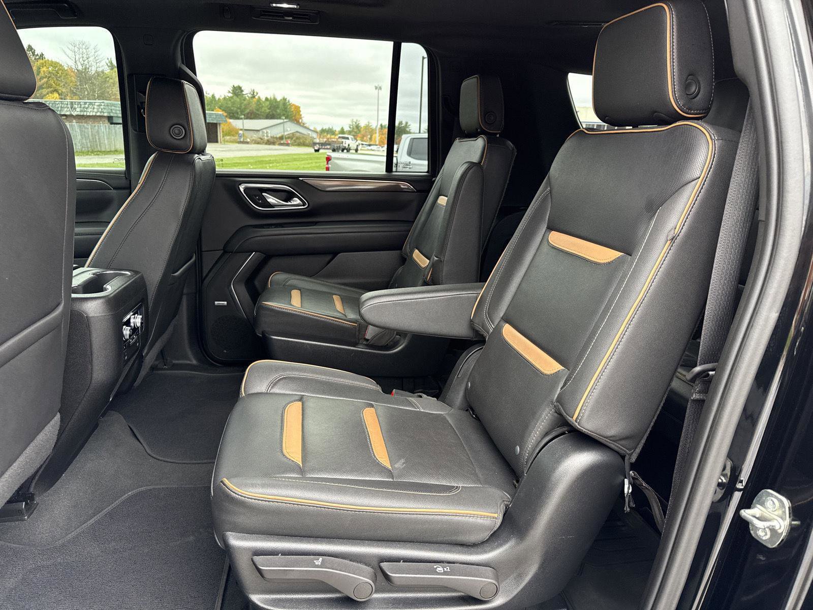 Used 2023 GMC Yukon XL AT4 w/ Technology Package image 12