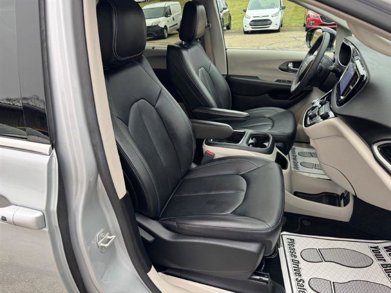 Used 2024 Chrysler Pacifica Touring-L image 10