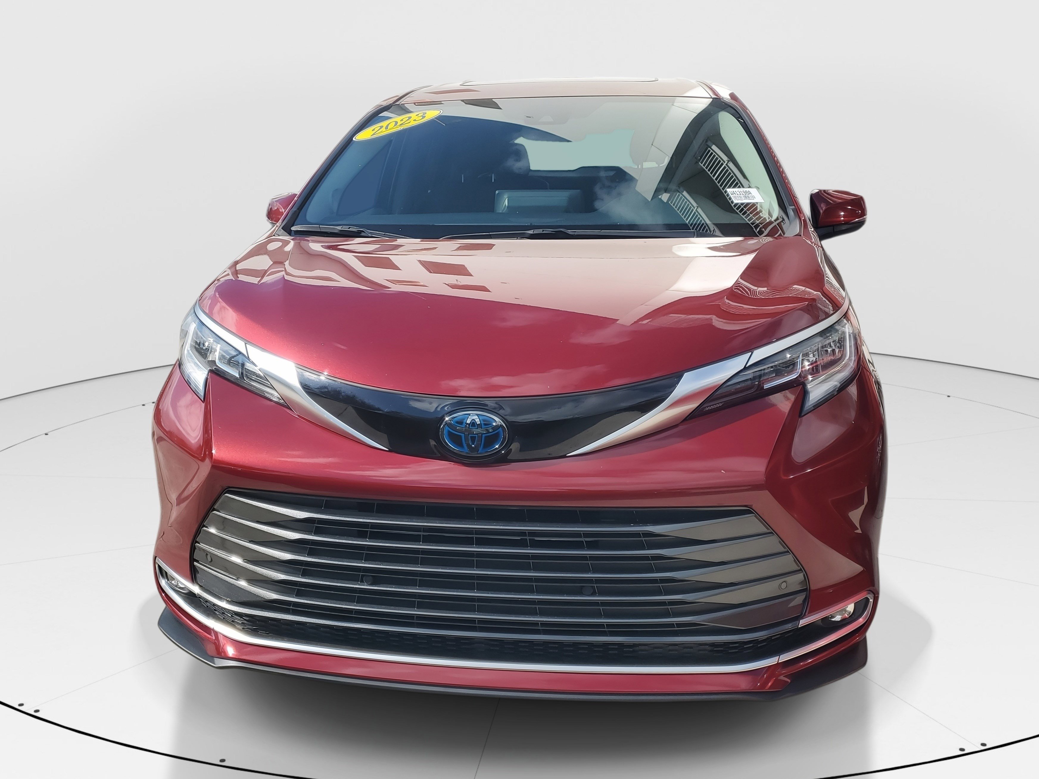 Used 2023 Toyota Sienna Limited image 2