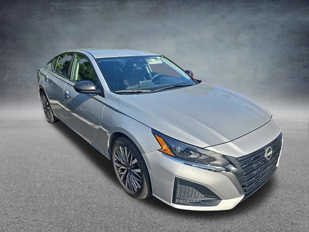 Used 2025 Nissan Altima 2.5 SV FWD image 2