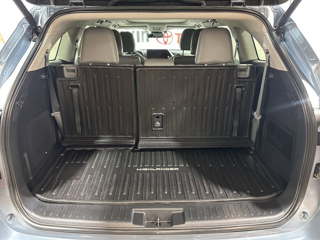 Used 2024 Toyota Highlander Platinum image 18