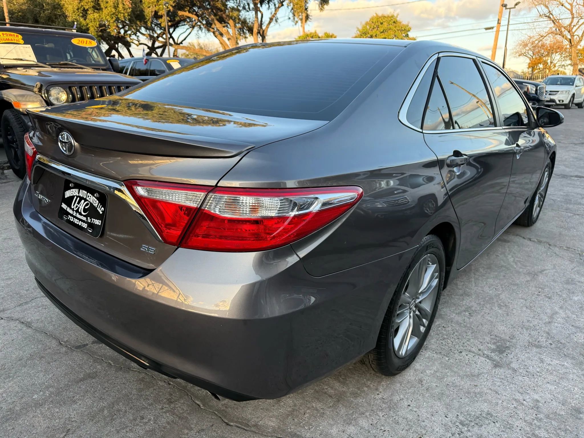 Used 2015 Toyota Camry SE FWD image 7