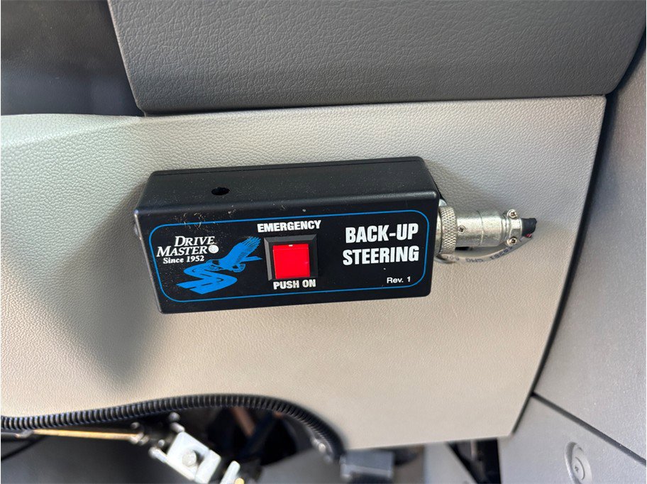 Used 2010 Chrysler Town & Country Limited image 31